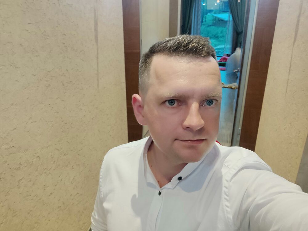  30279359  Artem, 37 ,    