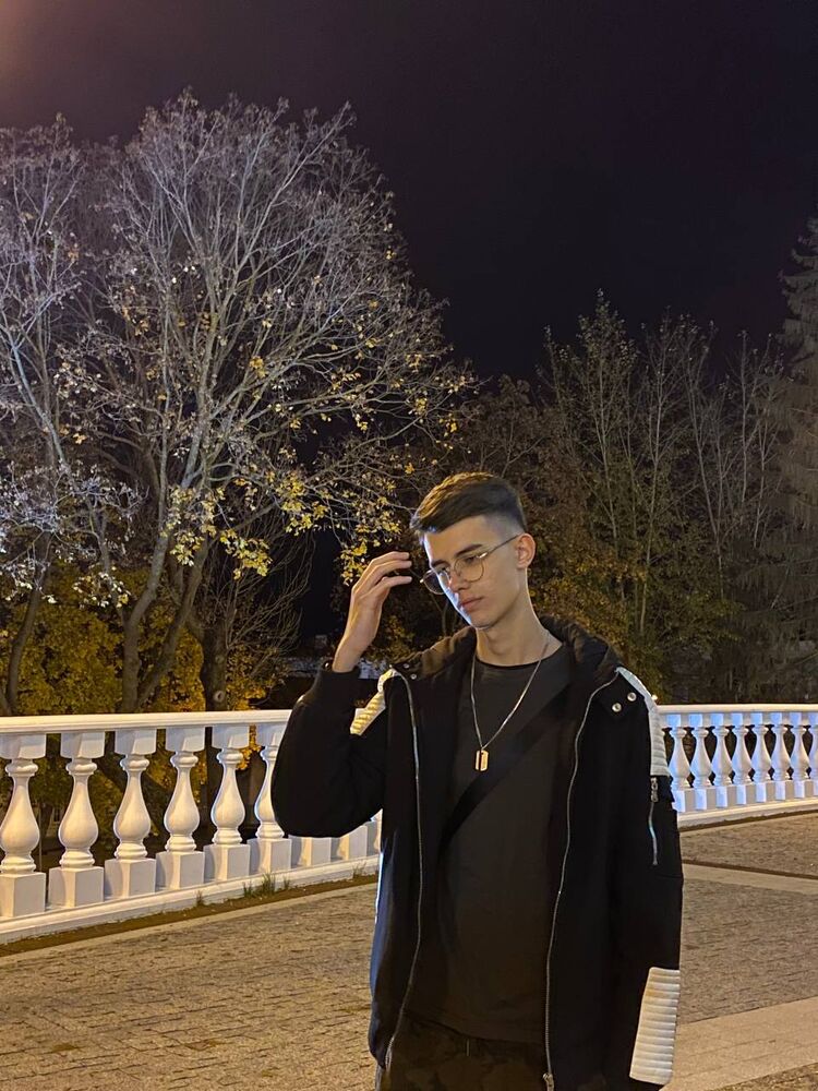  ,   Leonid, 21 ,   ,   