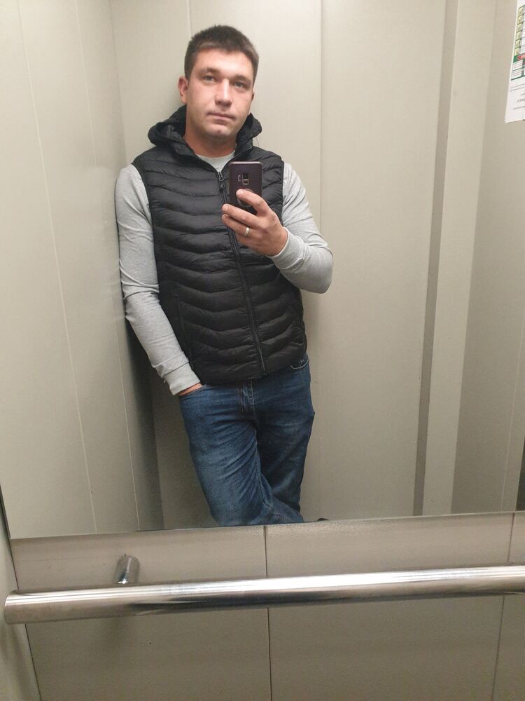  44272979  Viktor, 27 ,    