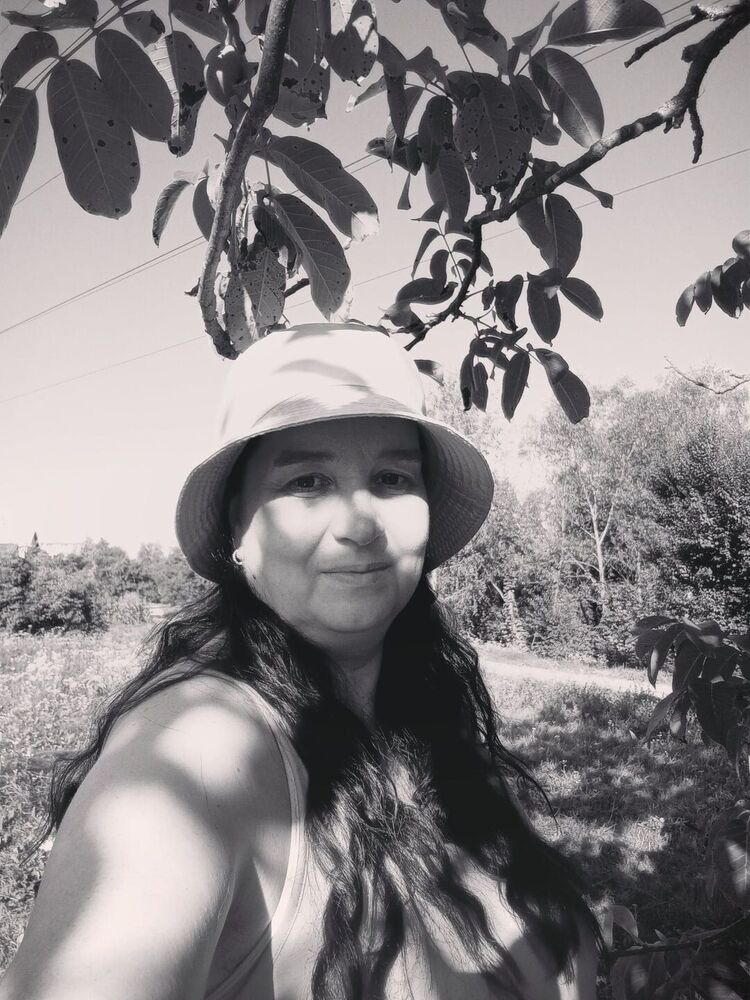  ,   Julia, 49 ,   