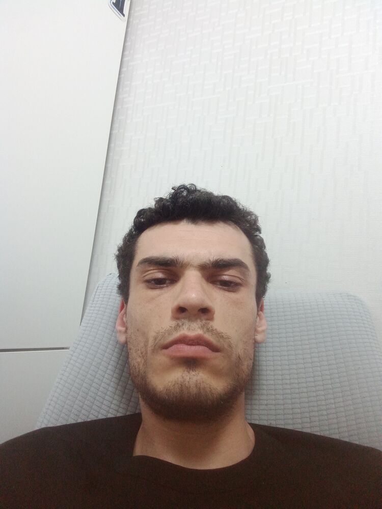  42400309  Robert, 28 ,    