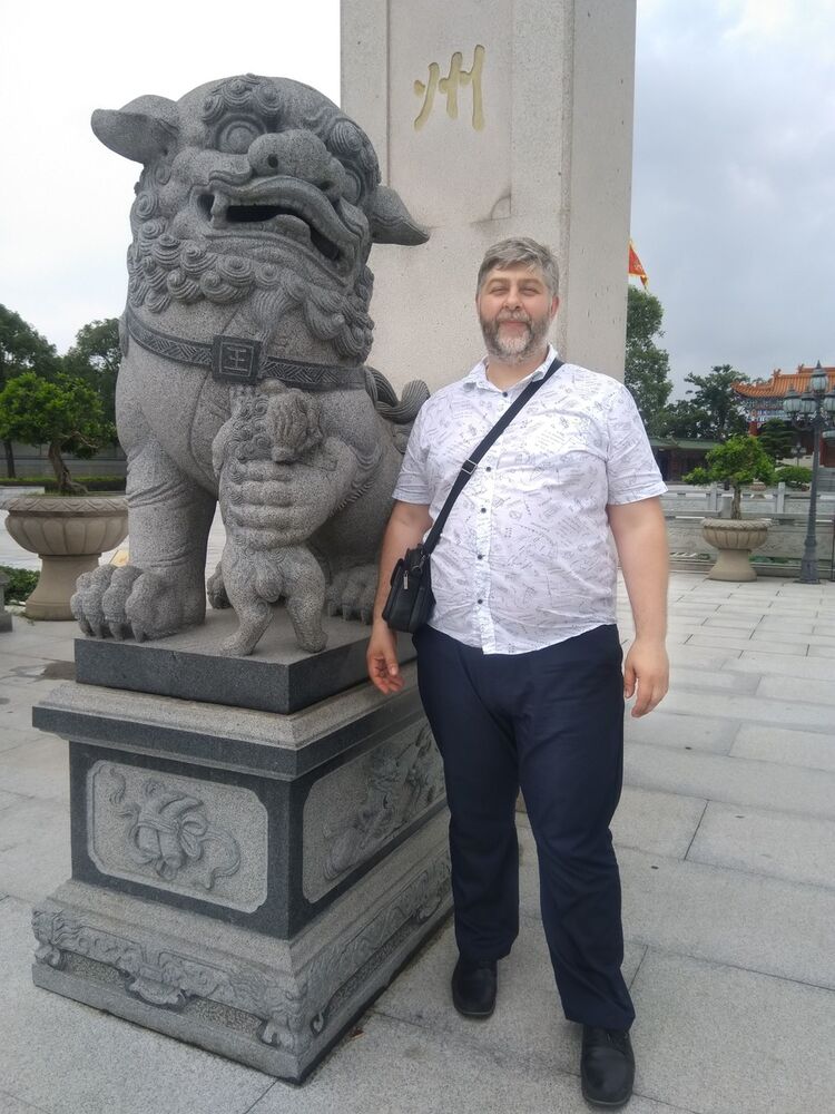  18907059  Viktor, 52 ,    