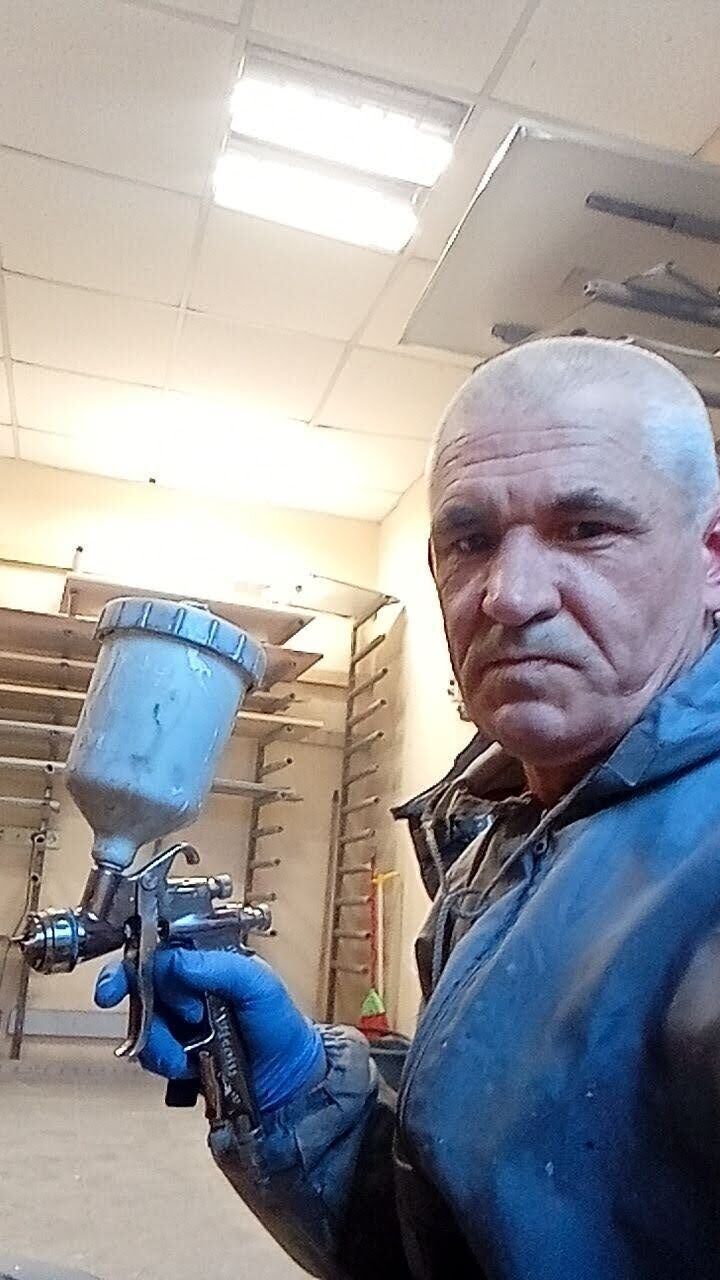 44293569  Konstantin, 52 ,    