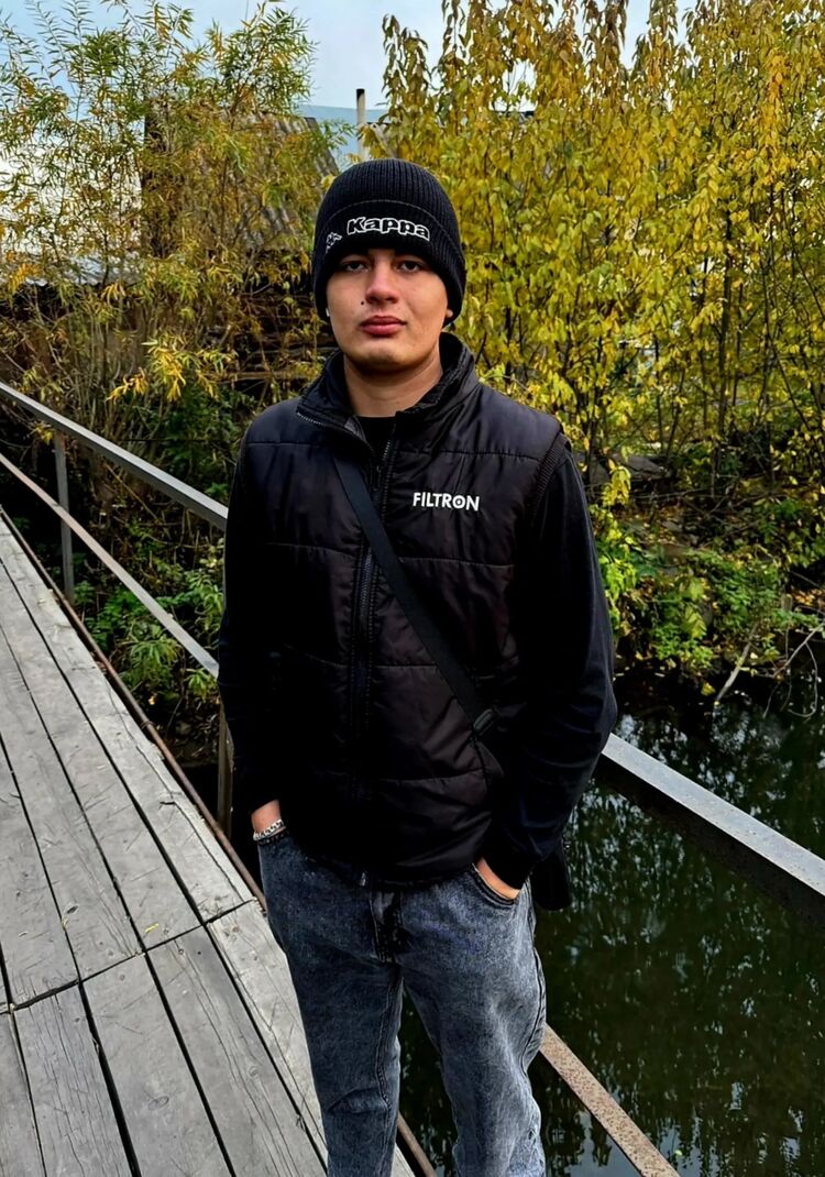  53162029  Alexander, 22 ,    