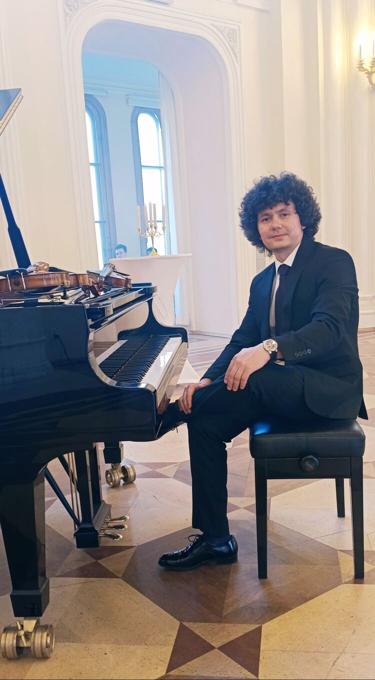  40574439  Nava, 32 ,    -