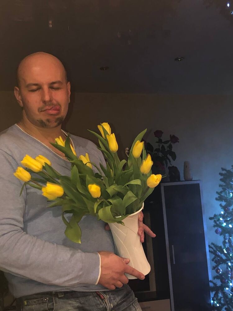  45301489  Adam, 43 ,    