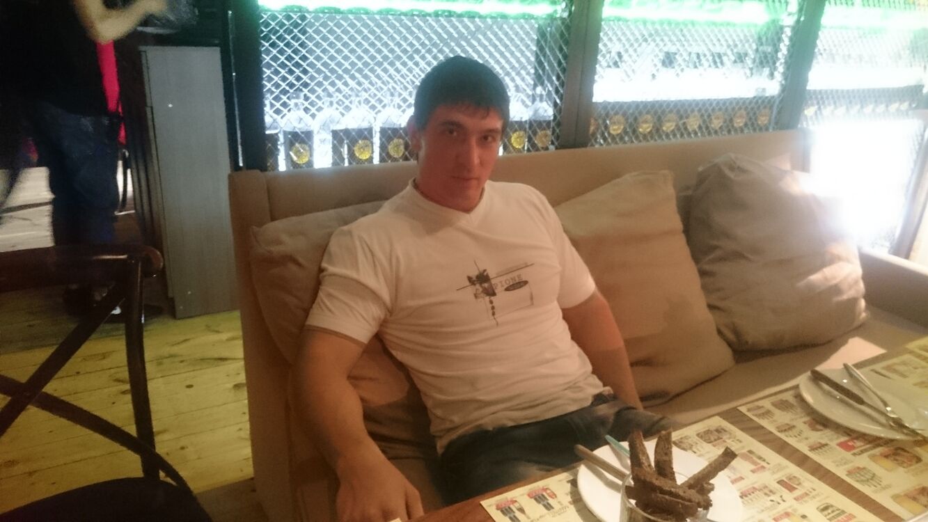  38840359  Anton, 36 ,    
