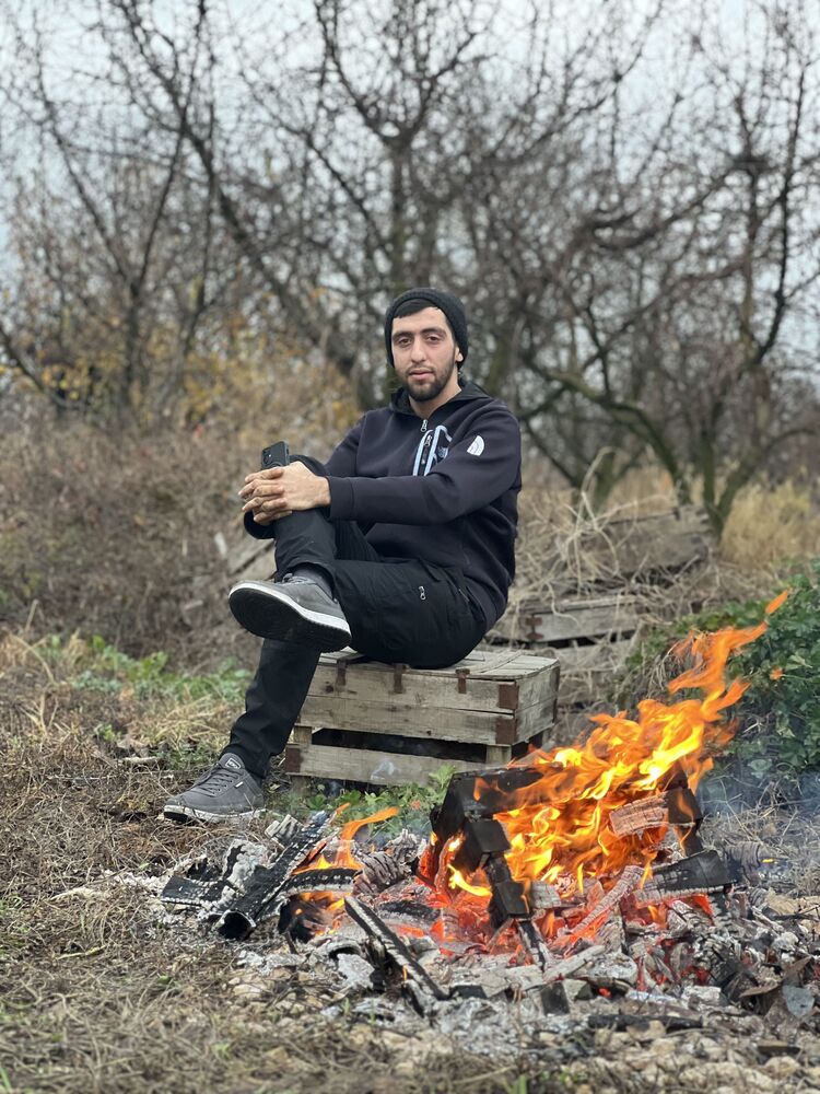  48450439  Melih, 26 ,    