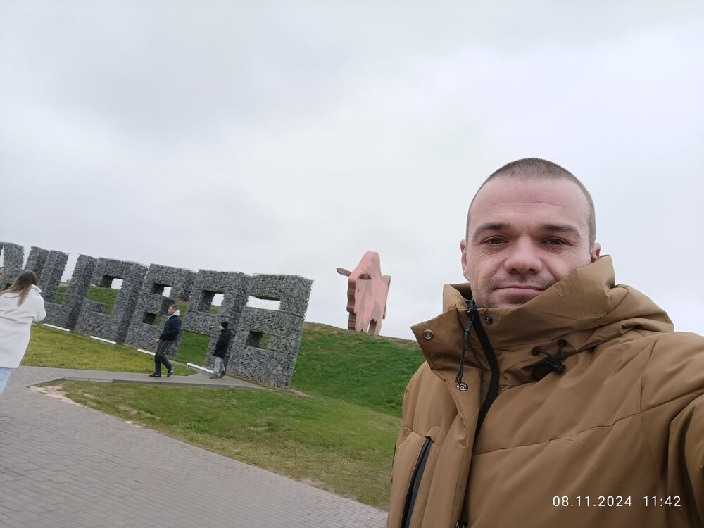 48518779  Kiril, 37 ,    