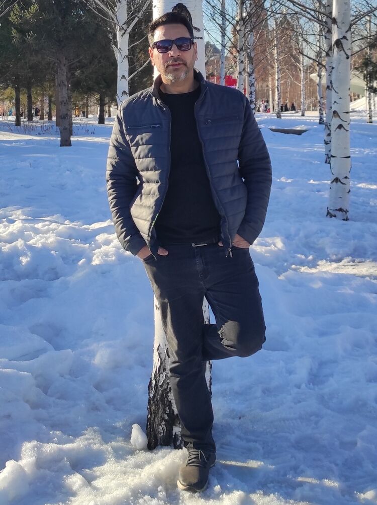  50368719  Burak, 44 ,    
