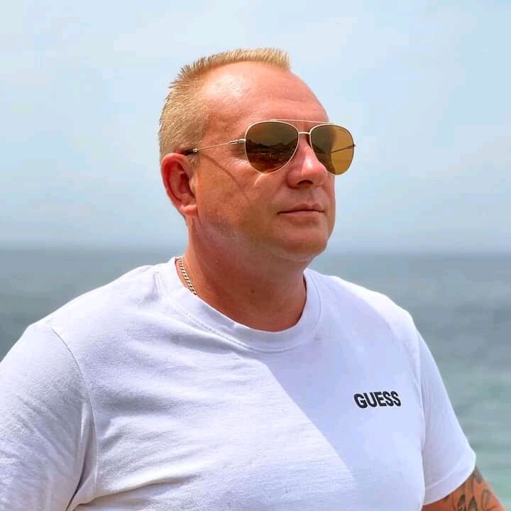  32467969  Michael, 60 ,    Palais-Bourbon