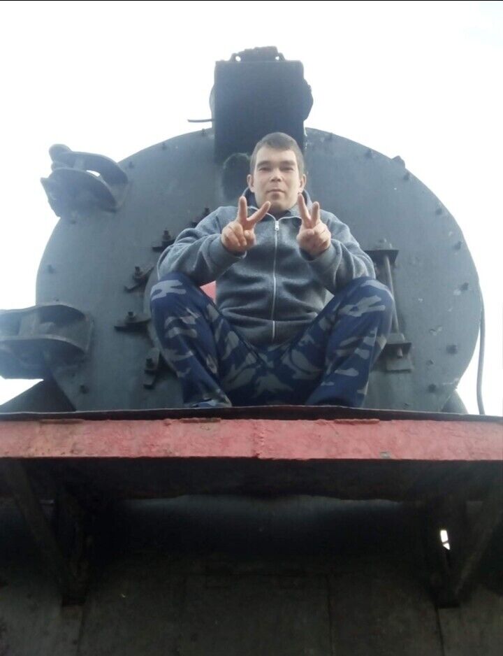  22524499  Viktor, 33 ,    