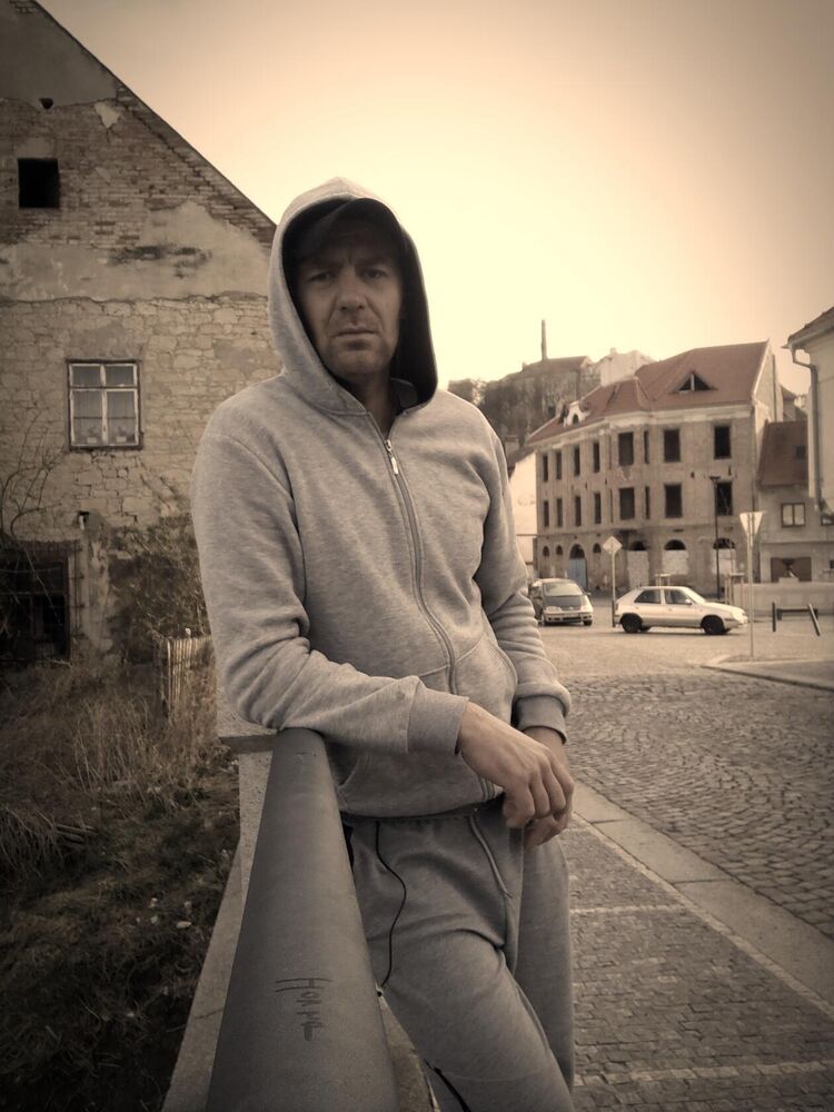  26330309  Oleg, 33 ,    Praha