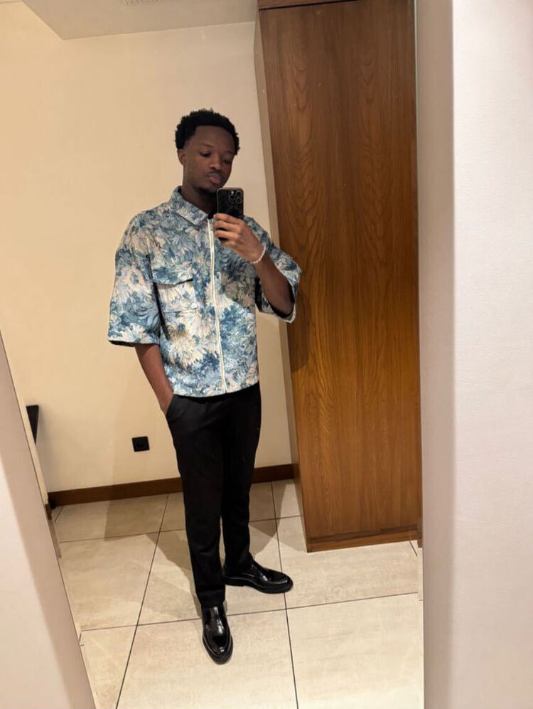  52989589  hris, 25 ,    