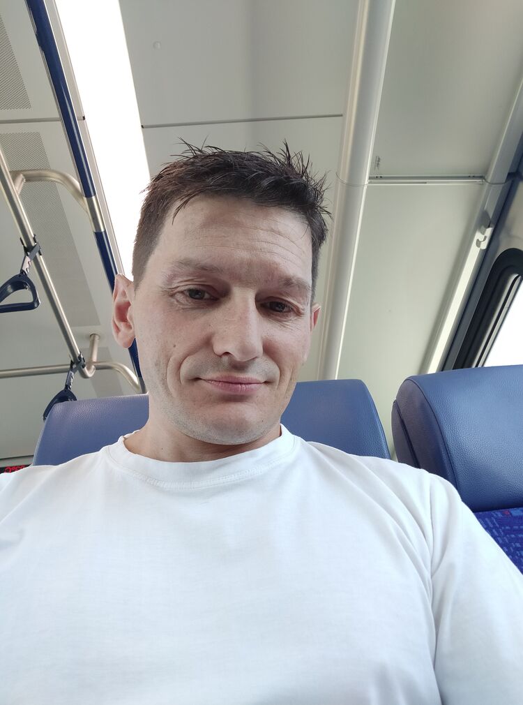  37276649  , 44 ,    