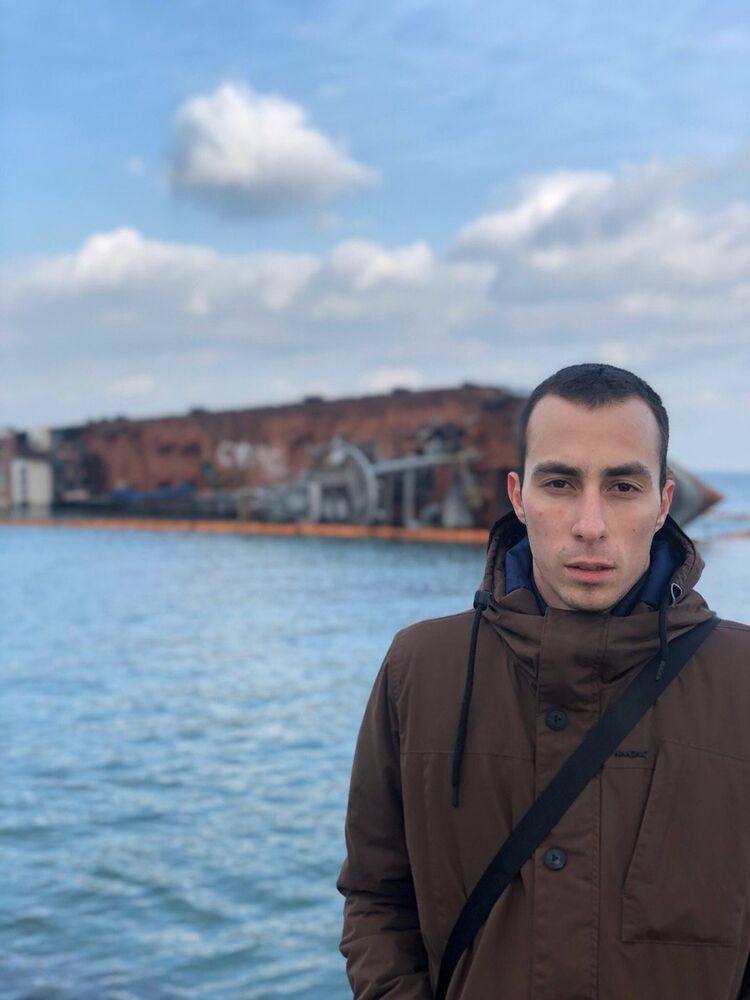  18317679  Artur, 27 ,    