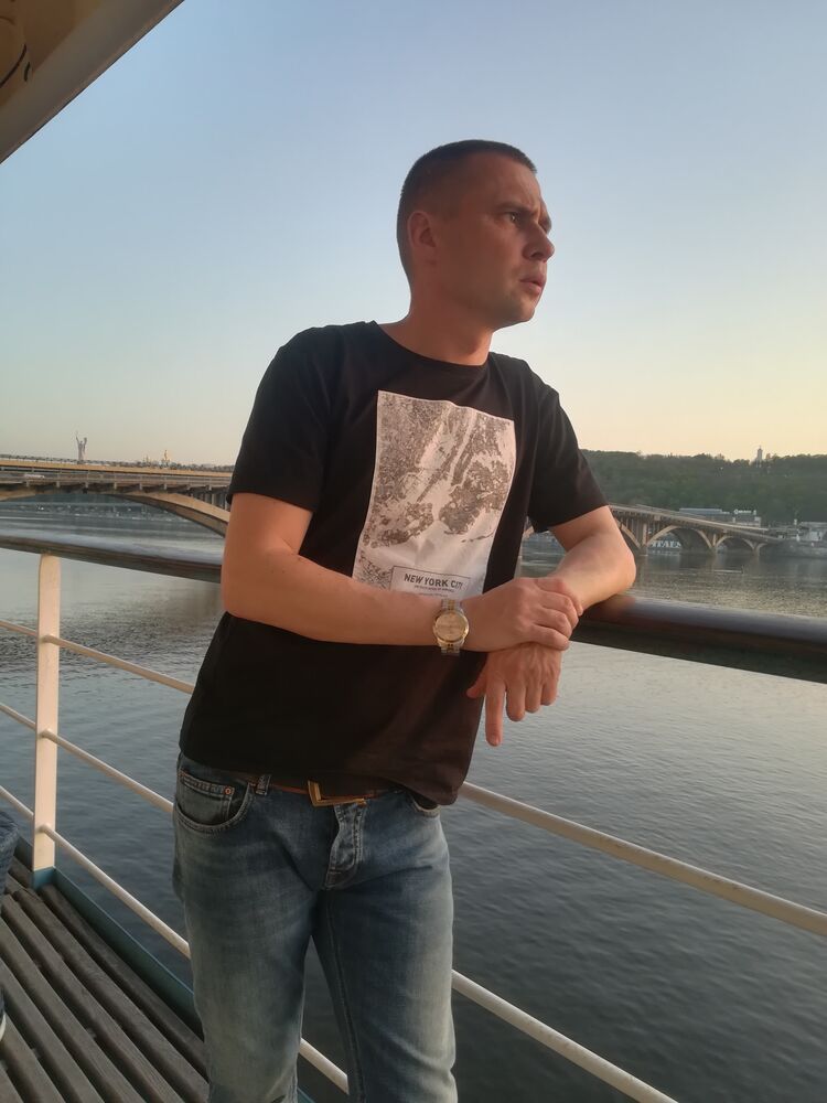  24226519  Aleks, 41 ,    