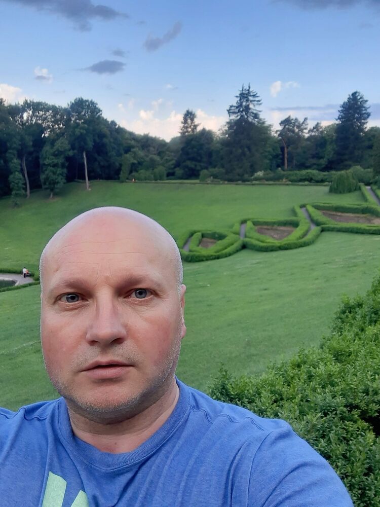  ,   Viktor, 47 ,   ,   