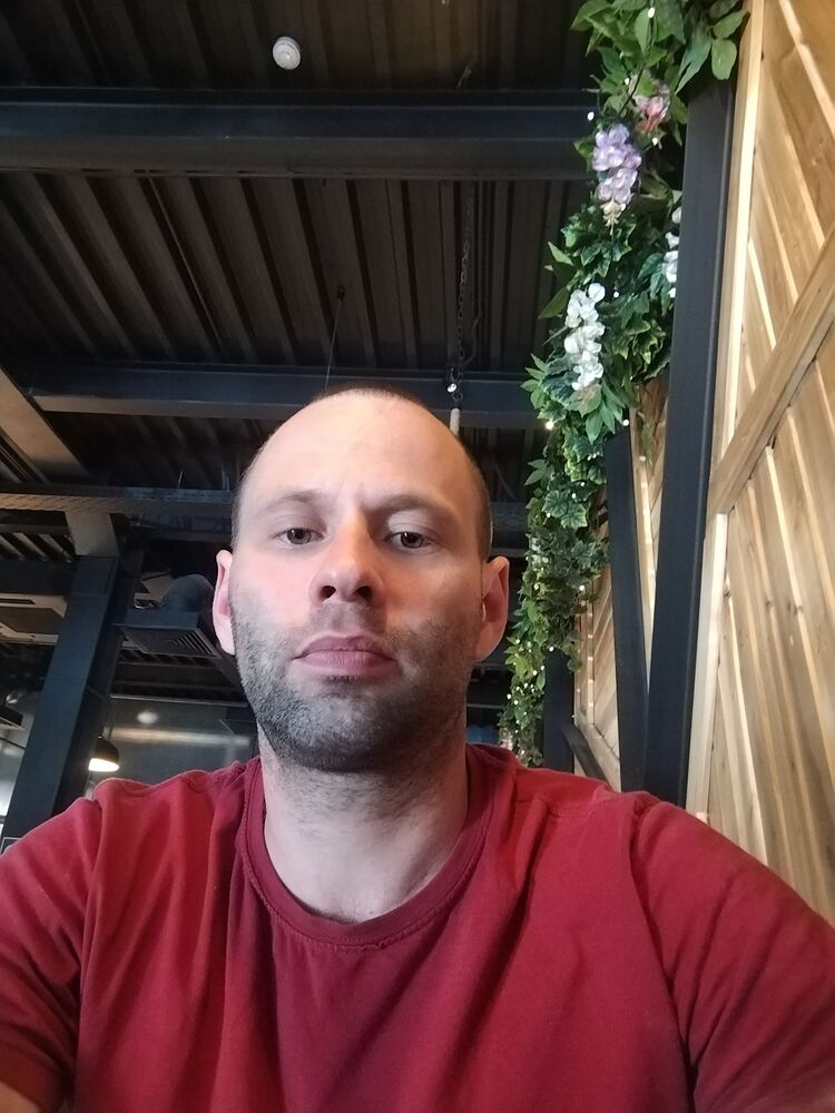  30261969  Ivan, 33 ,    