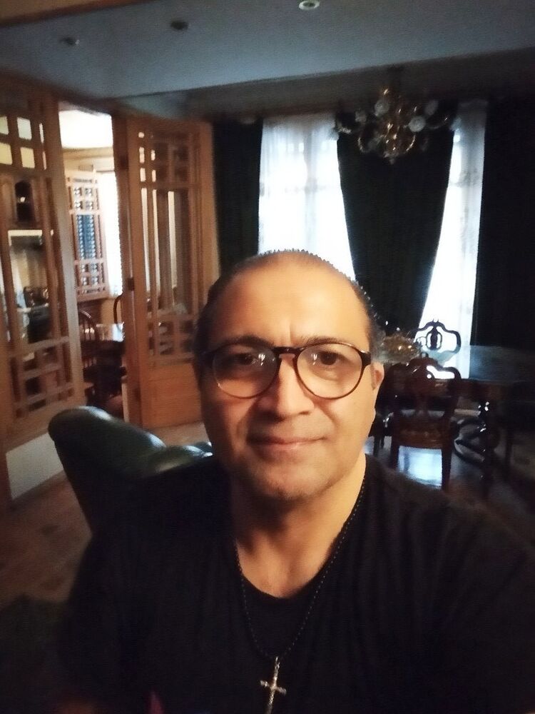  18152369  Malkhaz, 61 ,    