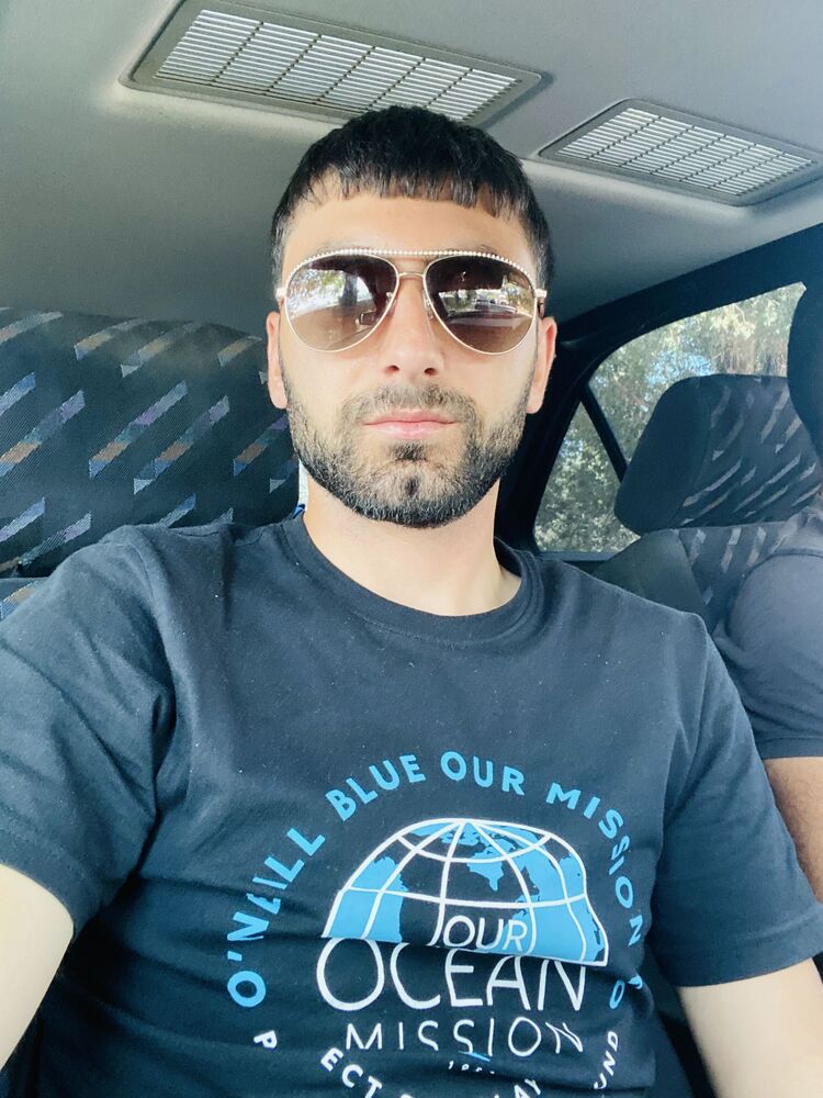  ,   Leon, 28 ,   ,   