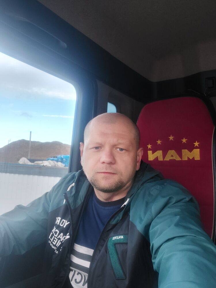  26484289  Maxim, 33 ,    