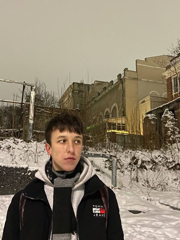  40580729  Alexander, 21 ,    --