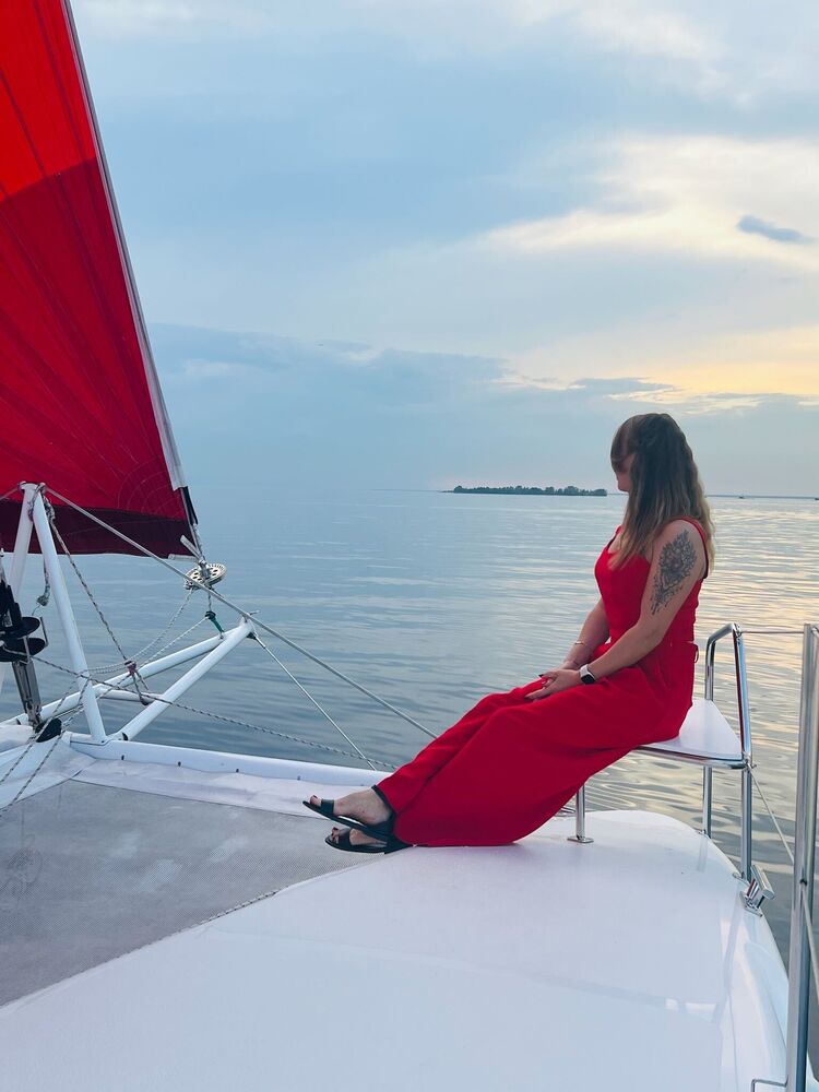  44023139  Elena, 41 ,    -