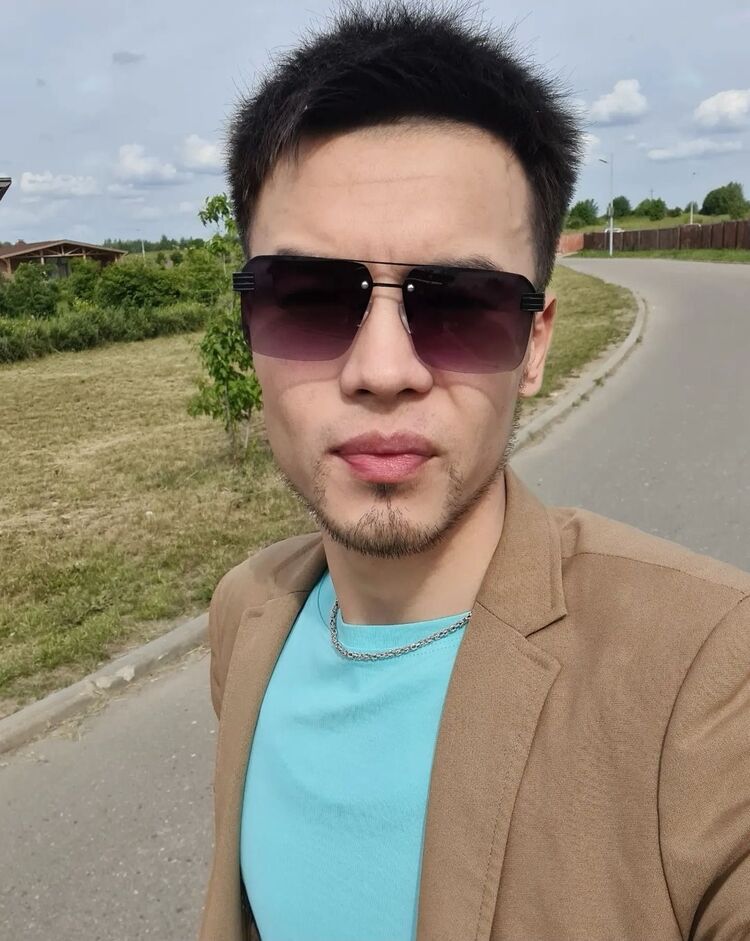  41370539  , 32 ,    Anna