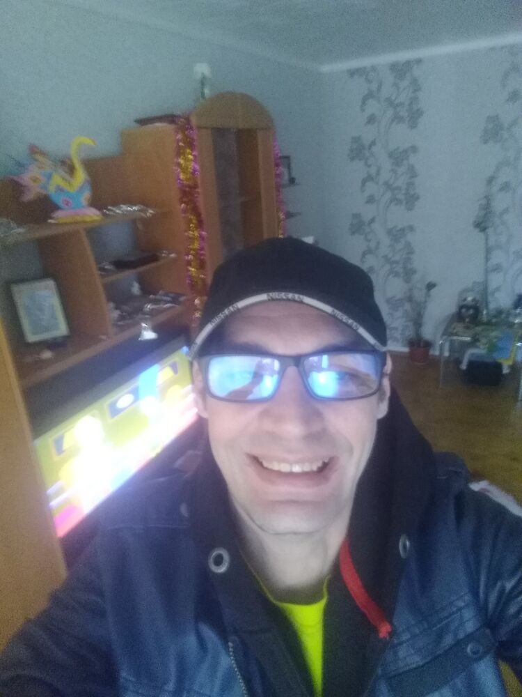  33000729  Konstantin, 48 ,    