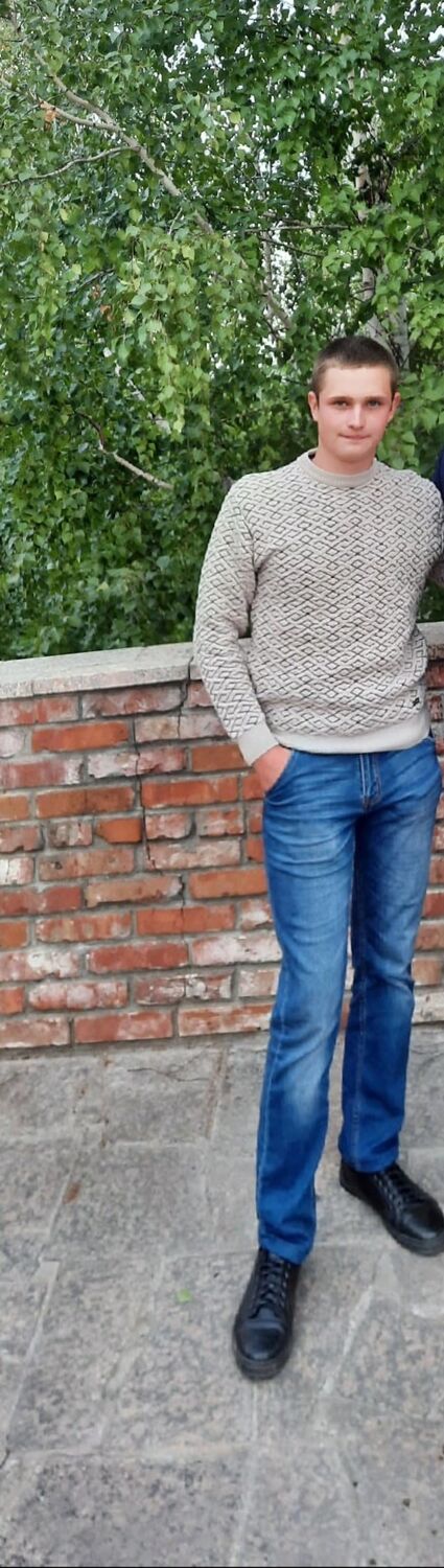  37046369  Anton, 27 ,    