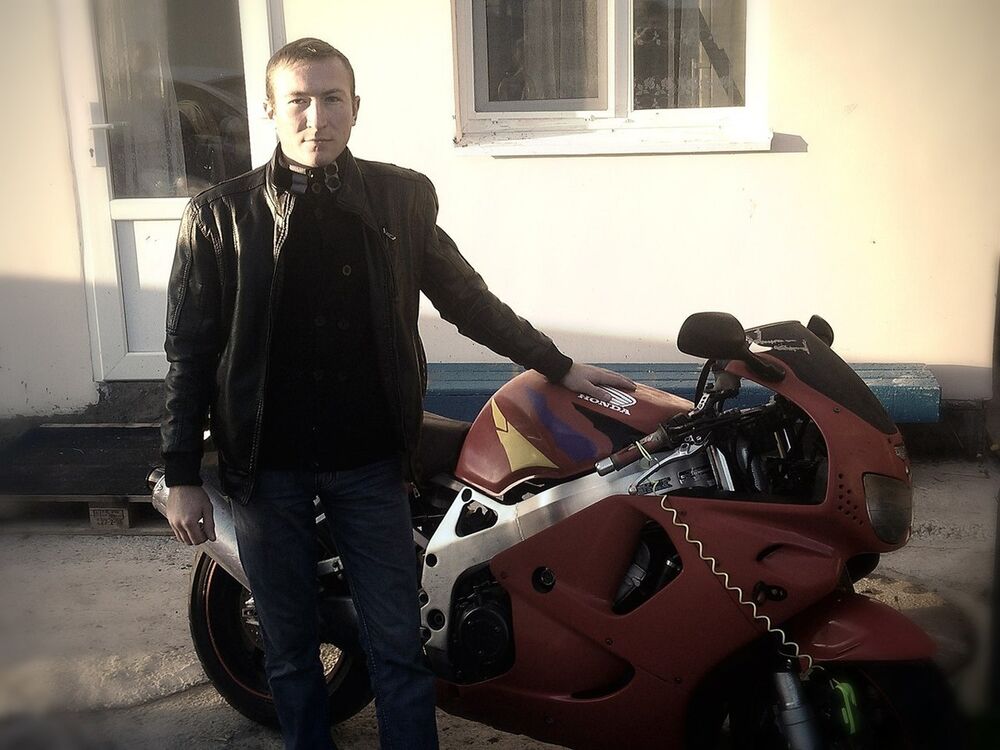  8866319  DeNiS, 41 ,    
