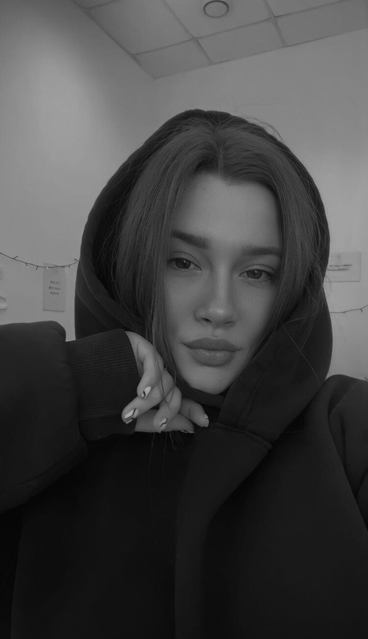  ,   Karina, 22 ,     