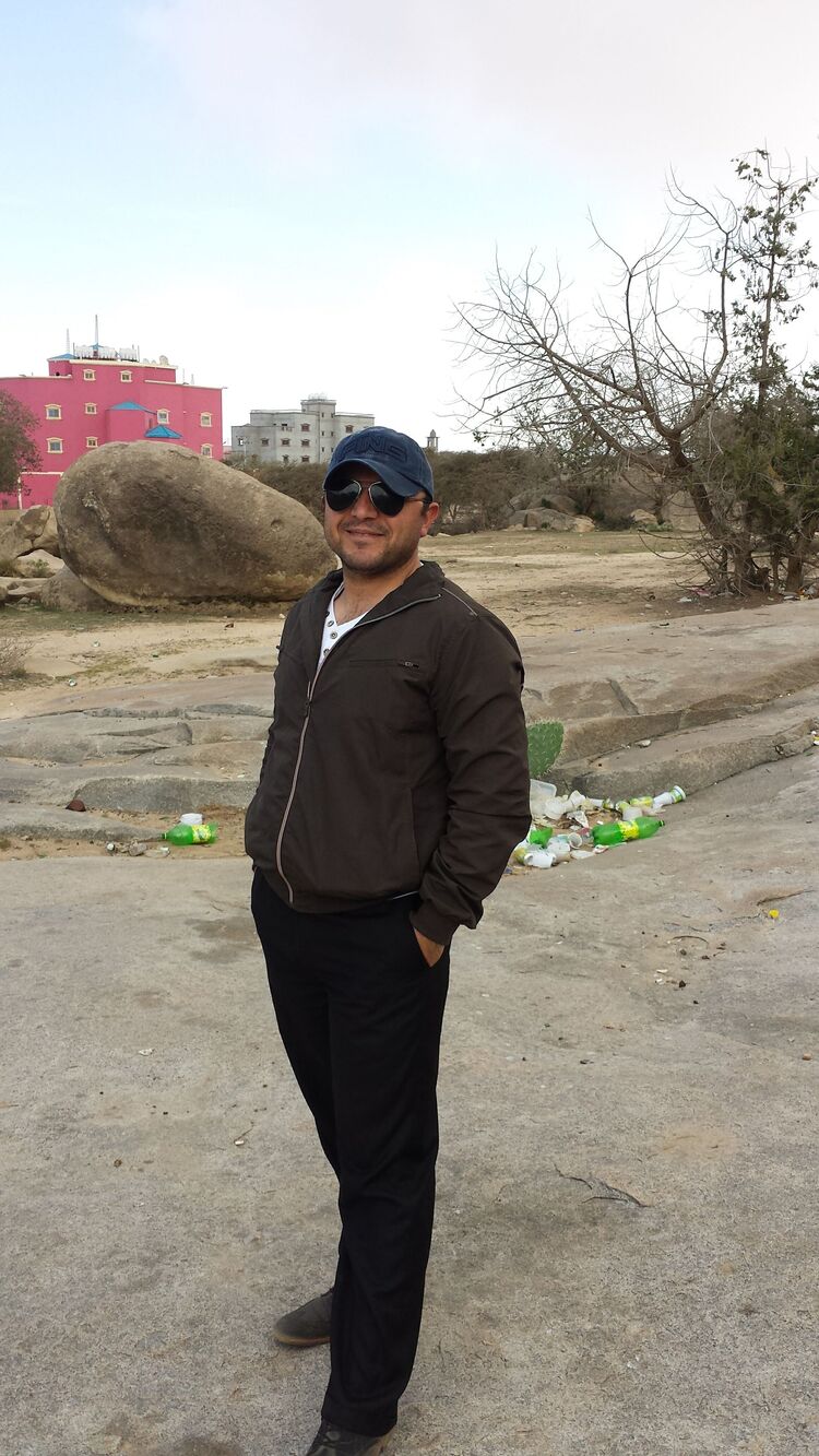  53524429  Ali, 44 ,    