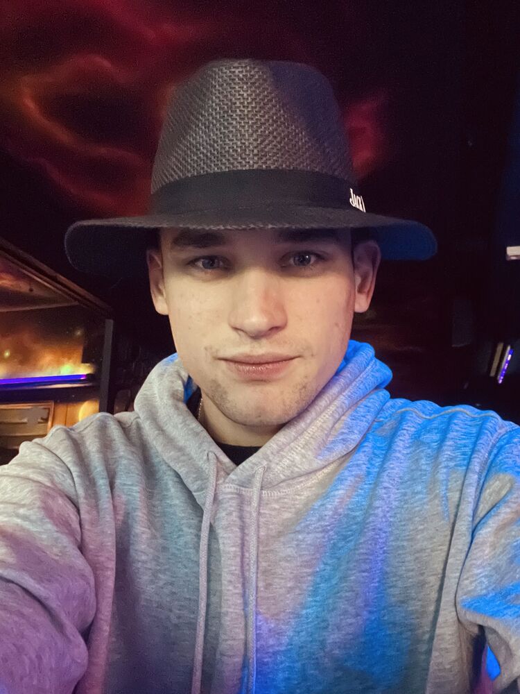  41289289  Andrei, 25 ,    