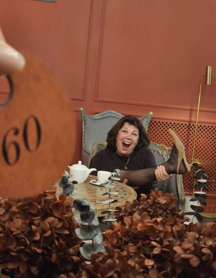  54090199  Irina, 60 ,    Belsize Park