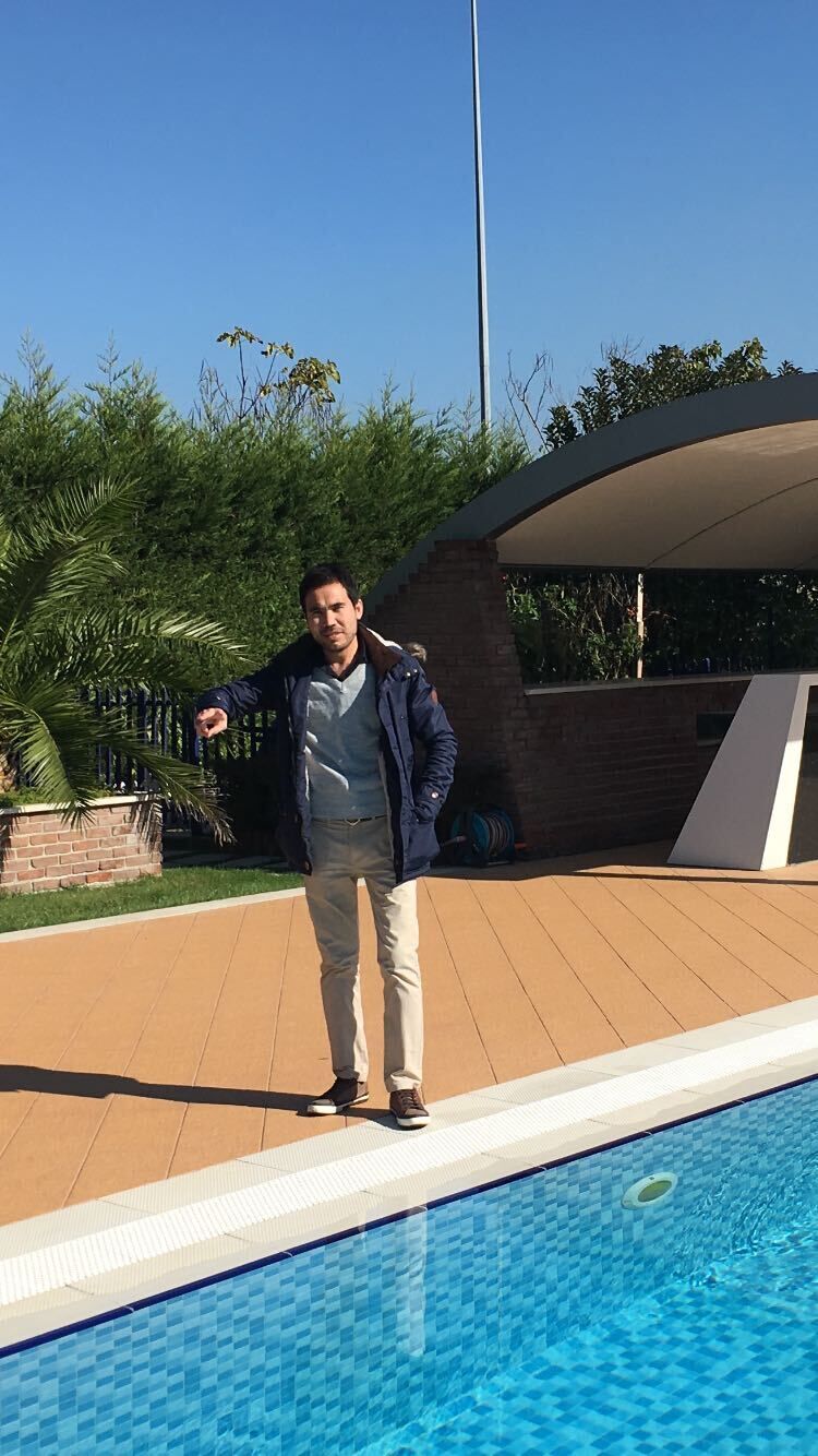  24284249  Ikram, 40 ,    