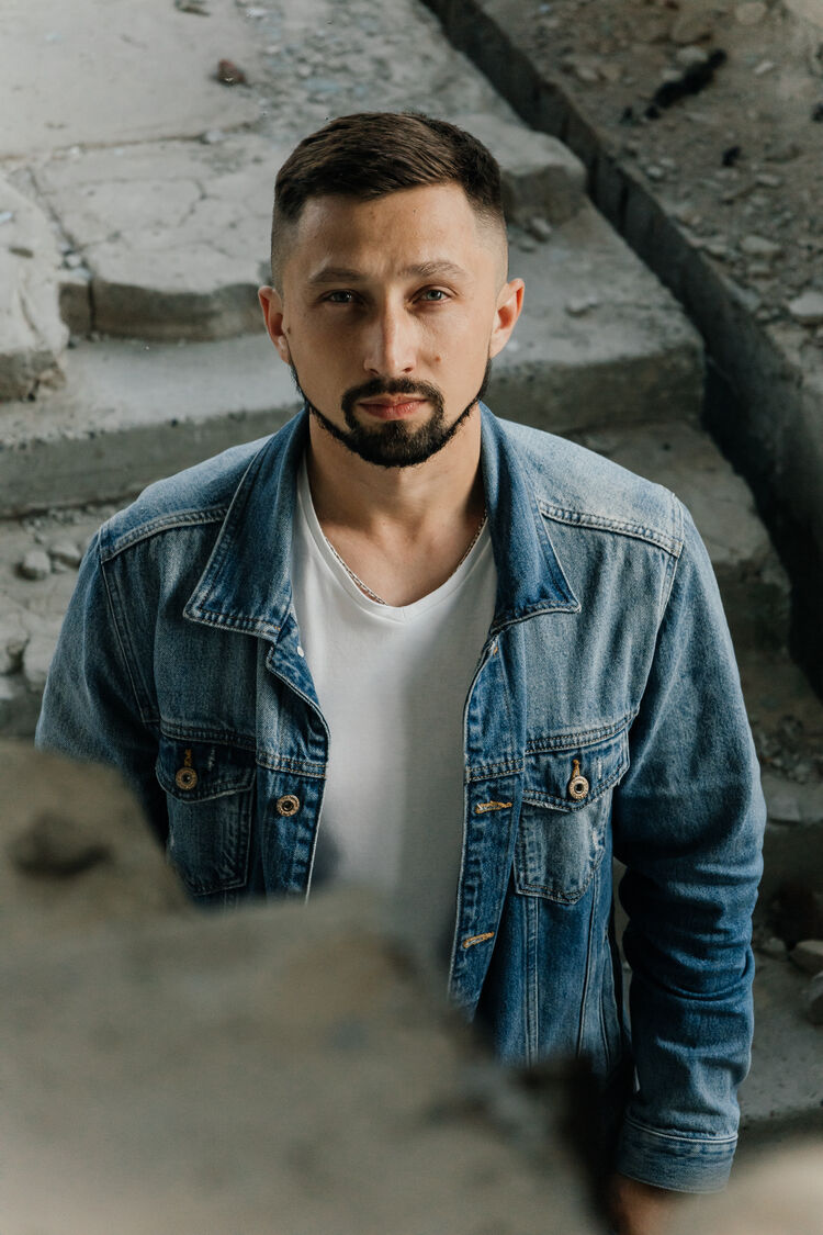  ,   Viktor, 32 ,   ,   , c , 