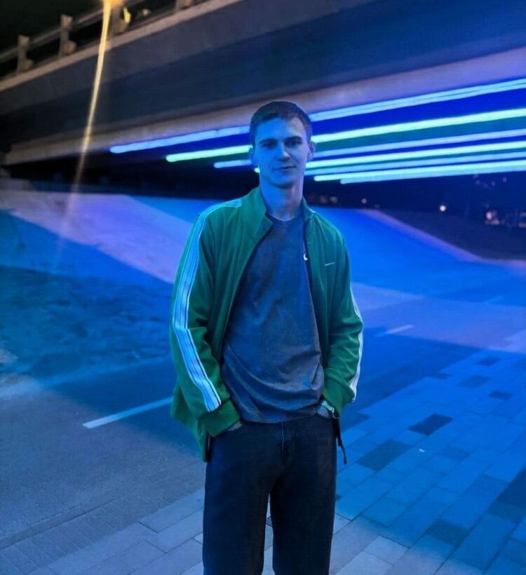  53924929  Maks, 20 ,    