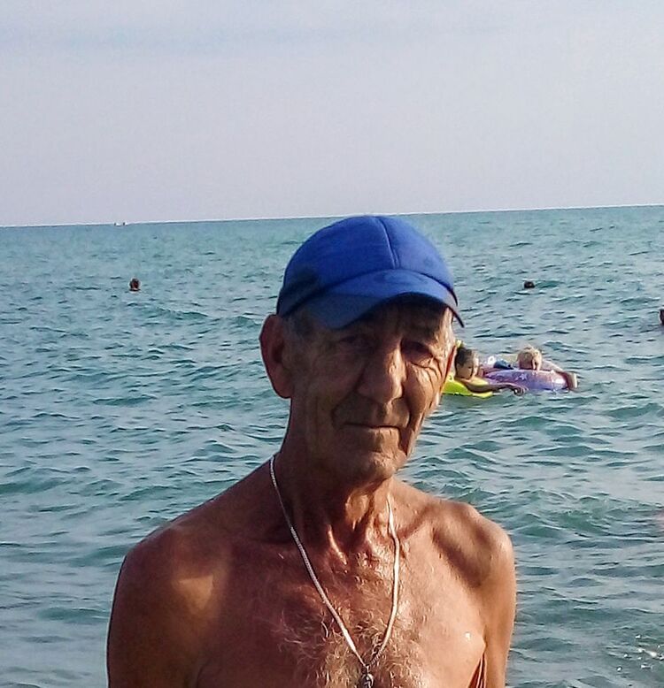  32027459  Viktor, 69 ,    