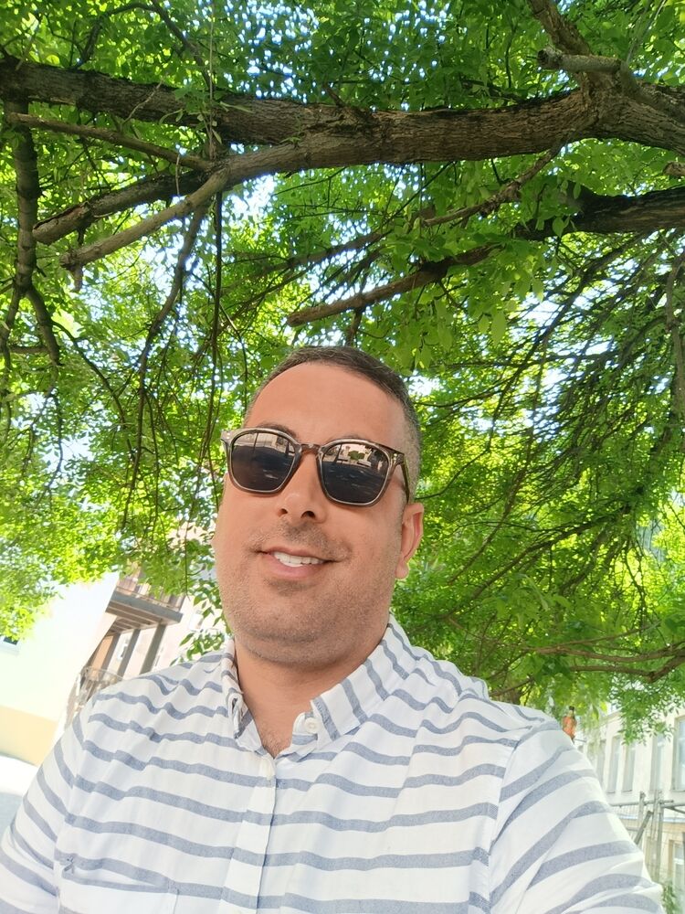  44046789  Ilyas, 43 ,    