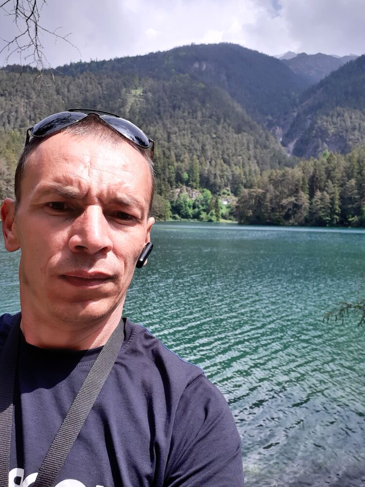  24079829  Dima, 41 ,    