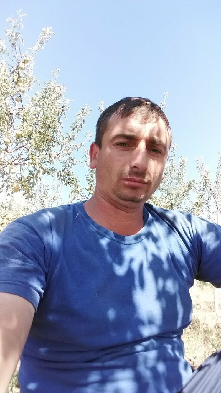  44445359  Petru, 40 ,    