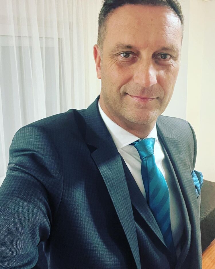  51301079  Piotr, 53 ,    