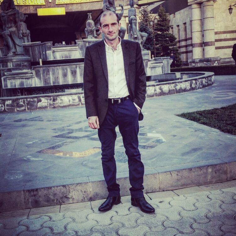  10906899  Hayk, 42 ,    