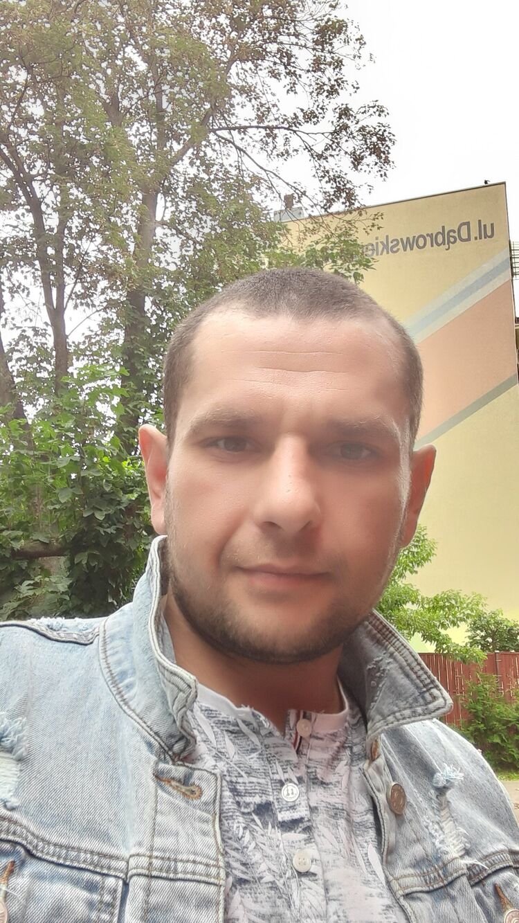  25704559  Maks, 37 ,    