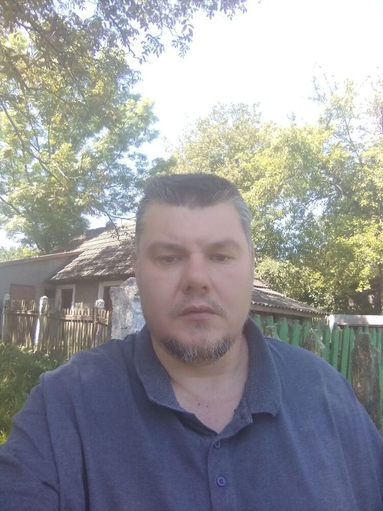  43398479  Yra, 44 ,    