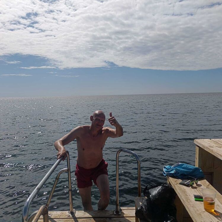  ,   Viktor, 48 ,   ,   