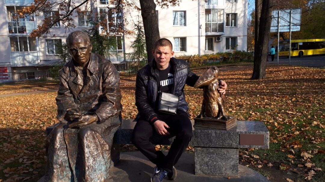  14382429  Evgenii, 40 ,    