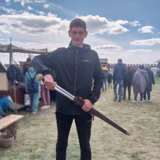  49047819  Viktor, 26 ,    